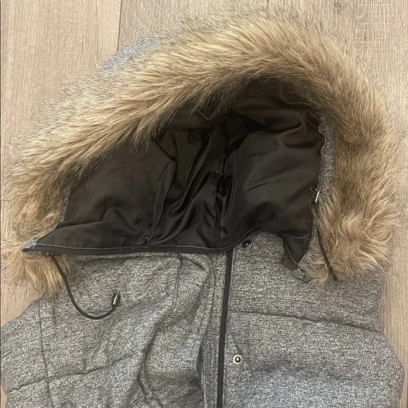 Banana RepublicWomen’s Gray Vest with Faux Fur Hood Size Medium - Picture 6 of 8